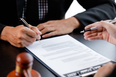 Müvekkillere ifade verecek avukat kavramları ve davalarda danışmanlık yapmak, hukuki yardım sağlamak, hukuku ve adaleti korumak, şeffaflıkla devam etmek, davaları mahkemede savunmak için avukatlar..