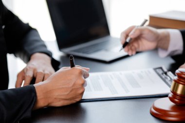 Müvekkillere ifade verecek avukat kavramları ve davalarda danışmanlık yapmak, hukuki yardım sağlamak, hukuku ve adaleti korumak, şeffaflıkla devam etmek, davaları mahkemede savunmak için avukatlar..