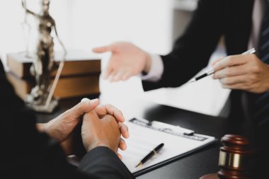 Müvekkillere ifade verecek avukat kavramları ve davalarda danışmanlık yapmak, hukuki yardım sağlamak, hukuku ve adaleti korumak, şeffaflıkla devam etmek, davaları mahkemede savunmak için avukatlar..