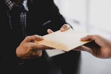 Müvekkillere ifade verecek avukat kavramları ve davalarda danışmanlık yapmak, hukuki yardım sağlamak, hukuku ve adaleti korumak, şeffaflıkla devam etmek, davaları mahkemede savunmak için avukatlar..