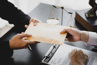 Müvekkillere ifade verecek avukat kavramları ve davalarda danışmanlık yapmak, hukuki yardım sağlamak, hukuku ve adaleti korumak, şeffaflıkla devam etmek, davaları mahkemede savunmak için avukatlar..