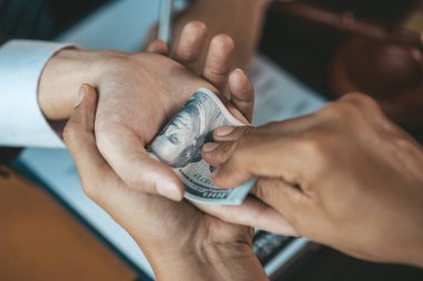 Davalarda yolsuzluk yapmak için yetkililere rüşvet veren şahıslar, yetkililere rüşvet vererek yasa dışı yollarla yapılan eylemler yasadışı ve yasa dışıdır. Dolandırıcılık kavramı.