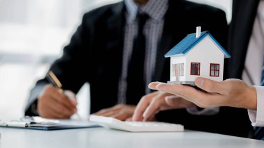 Emlakçılar projenin bir konut modelini müşterilere ev teslimatı olarak gönderiyorlar. Emlak ticareti fikirleri ve banka kredileri ev ve arazi alım satımı ve satımı için.