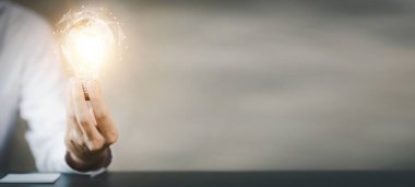 Elinde ampul tutan ayakta duran kadın, yaratıcı yeni bir fikir. Yenilik, beyin fırtınası, işi büyütmek ve kâr etmek için strateji geliştirme. Uygulamayı, strateji planlamasını ve kâr yönetimini kabul et.