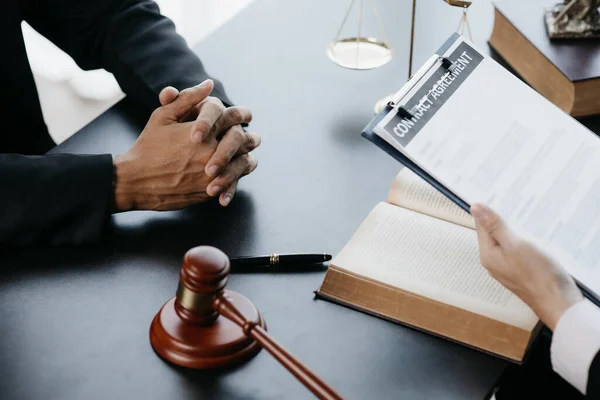 Advocatenconcepten Getuigen Tegen Cliënten Advies Verlenen Zaken Rechtsbijstand Verlenen Recht — Stockfoto