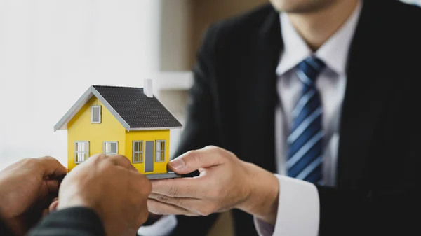 Agentes Imobiliários Estão Carregando Modelo Habitação Projeto Ser Encaminhado Para — Fotografia de Stock
