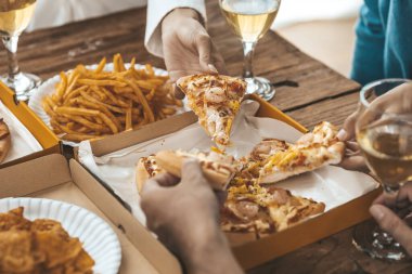 İnsanların yemek için tepside pizza toplamasını, yeni şirket partilerini, yeni yıl partilerini, şirket yıllık toplantılarını, alkollü içecekleri. Şirket çalışanları parti yemekleri, pizza kutlamaları..