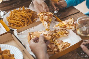 İnsanların yemek için tepside pizza toplamasını, yeni şirket partilerini, yeni yıl partilerini, şirket yıllık toplantılarını, alkollü içecekleri. Şirket çalışanları parti yemekleri, pizza kutlamaları..