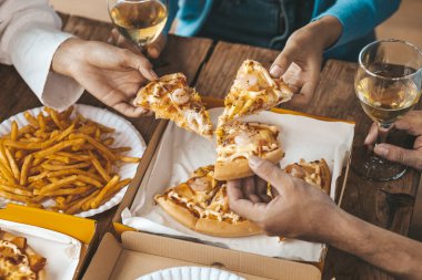 İnsanların yemek için tepside pizza toplamasını, yeni şirket partilerini, yeni yıl partilerini, şirket yıllık toplantılarını, alkollü içecekleri. Şirket çalışanları parti yemekleri, pizza kutlamaları..