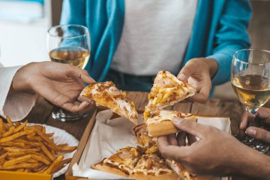 İnsanların yemek için tepside pizza toplamasını, yeni şirket partilerini, yeni yıl partilerini, şirket yıllık toplantılarını, alkollü içecekleri. Şirket çalışanları parti yemekleri, pizza kutlamaları..