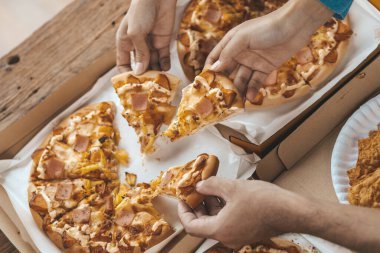 İnsanların yemek için tepside pizza toplamasını, yeni şirket partilerini, yeni yıl partilerini, şirket yıllık toplantılarını, alkollü içecekleri. Şirket çalışanları parti yemekleri, pizza kutlamaları..