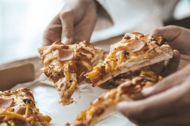 İnsanların yemek için tepside pizza toplamasını, yeni şirket partilerini, yeni yıl partilerini, şirket yıllık toplantılarını, alkollü içecekleri. Şirket çalışanları parti yemekleri, pizza kutlamaları..