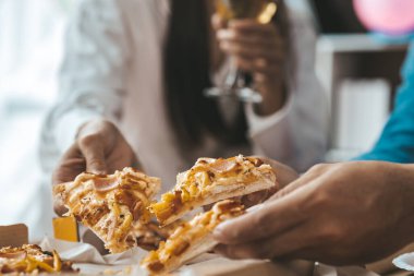 İnsanların yemek için tepside pizza toplamasını, yeni şirket partilerini, yeni yıl partilerini, şirket yıllık toplantılarını, alkollü içecekleri. Şirket çalışanları parti yemekleri, pizza kutlamaları..