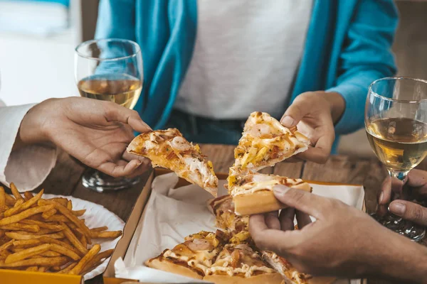 İnsanların yemek için tepside pizza toplamasını, yeni şirket partilerini, yeni yıl partilerini, şirket yıllık toplantılarını, alkollü içecekleri. Şirket çalışanları parti yemekleri, pizza kutlamaları..