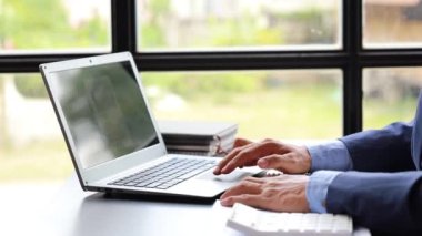 Kağıtlar ve dizüstü bilgisayarla ofiste oturan iş adamı şirket mali ve muhasebe özeti, ofis işi, büyümesi ve ilerlemesi için kurumsal yönetim. Şirket ofisinde çalışıyorum..