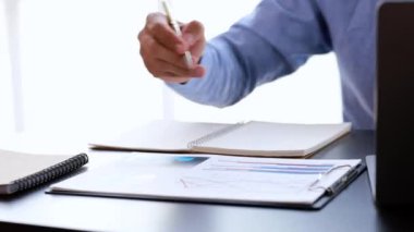 Kağıtlar ve dizüstü bilgisayarla ofiste oturan iş adamı şirket mali ve muhasebe özeti, ofis işi, büyümesi ve ilerlemesi için kurumsal yönetim. Şirket ofisinde çalışıyorum..