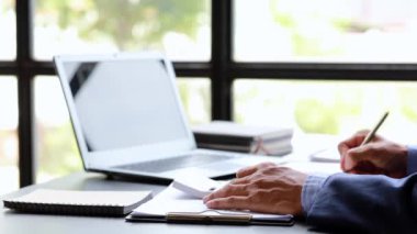 Kağıtlar ve dizüstü bilgisayarla ofiste oturan iş adamı şirket mali ve muhasebe özeti, ofis işi, büyümesi ve ilerlemesi için kurumsal yönetim. Şirket ofisinde çalışıyorum..