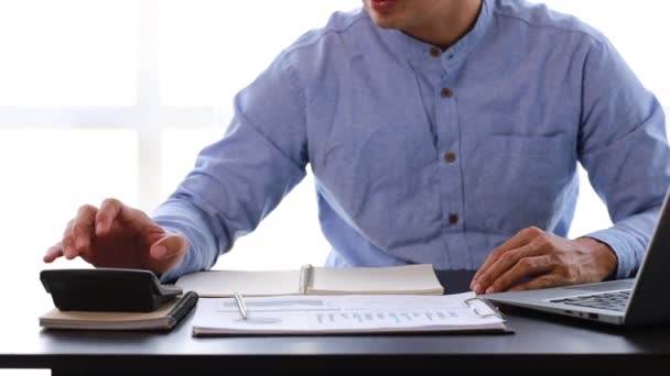 Persoon Functie Met Papieren Laptop Zakenman Controleren Bedrijf Financiële Boekhoudkundige — Stockvideo