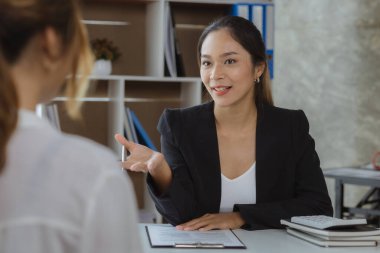 İK, iş başvurusunda bulunanların özgeçmişlerini inceliyor, özgeçmişleri iş başvurusu için önemli belgeler. Özgeçmiş, eğitim geçmişi, eğitim, yetenek, iş becerileri vs. içermelidir.