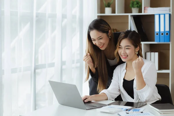 Two Women Showing Joy Looking Data Laptops Two Business Women — Foto de Stock