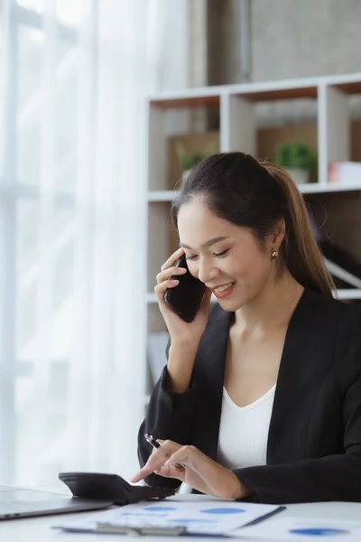 Asian Woman Talking Phone She Salesperson Startup Company She Calling — ストック写真