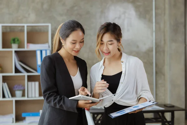 Dos Hermosas Mujeres Asiáticas Reúnen Una Sala Reuniones Empresa Reunión — Foto de Stock