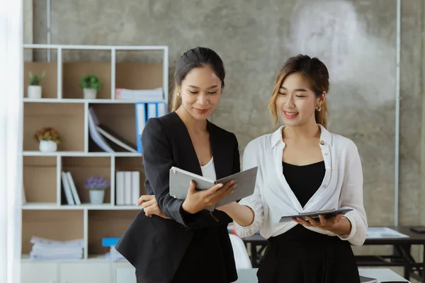 Dos Hermosas Mujeres Asiáticas Reúnen Una Sala Reuniones Empresa Reunión — Foto de Stock