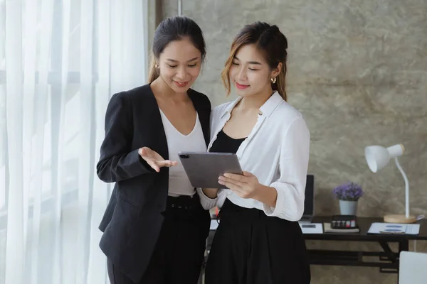 Dos Hermosas Mujeres Asiáticas Reúnen Una Sala Reuniones Empresa Reunión — Foto de Stock