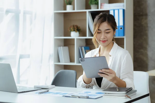 Woman Sitting Using Tablet Asian Businesswoman Using Tablet Communicate Business — ストック写真