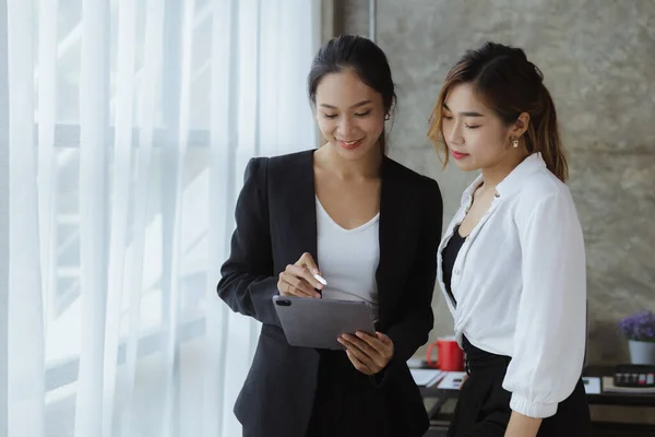 Dwie Piękne Azjatyckie Kobiety Spotykają Się Sali Konferencyjnej Firmy Aby — Zdjęcie stockowe