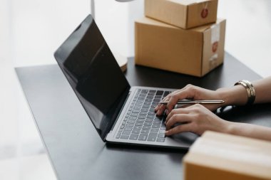 Bilgisayarlı klavyede daktilo yazan kişiye yakın çekim, sayfa alışverişe gelen müşterilere cevap olarak online mağaza sahibi, sosyal medya ve uygulamalarda e-ticaret işi. e-ticaret fikri.