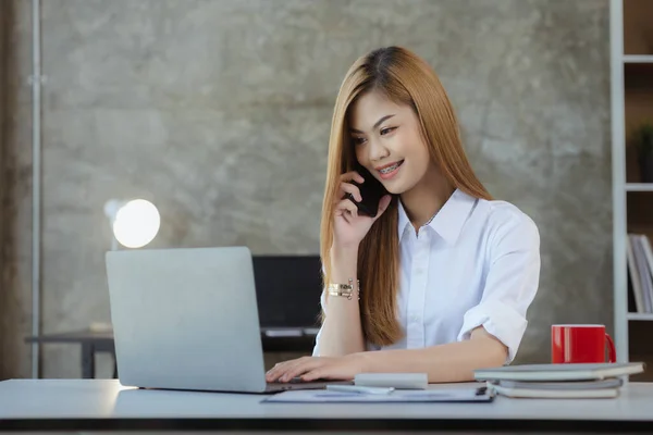 Asian Woman Talking Phone She Salesperson Startup Company She Calling — Stockfoto