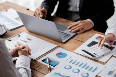 Tartışmalara, iş toplantılarına, şirket satış toplantılarına katılan insan grupları, şirket performansının özeti ve beyin fırtınası. İş stratejisi yönetim kavramı.