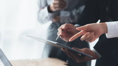 Tartışmalara, iş toplantılarına, şirket satış toplantılarına katılan insan grupları, şirket performansının özeti ve beyin fırtınası. İş stratejisi yönetim kavramı.