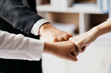 Üç kişi yumruklarını birleştiriyor, iş adamları ortak girişim şirketleri kuruyor, genç girişimciler şirket kuruyor. Birlikte şirketin kar etmesini sağlayacak bir plan yapacağız..