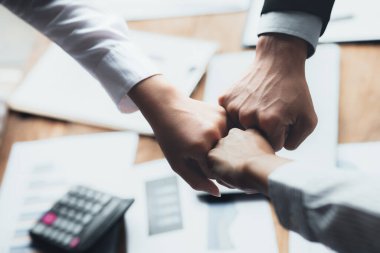 Üç kişi yumruklarını birleştiriyor, iş adamları ortak girişim şirketleri kuruyor, genç girişimciler şirket kuruyor. Birlikte şirketin kar etmesini sağlayacak bir plan yapacağız..