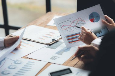 Satış departmanı bunu bölüm müdürüne götürmek için aylık bir toplantı yapıyor. Müdüre götürmeden önce hazırlanan belgelerin doğruluğunu kontrol ediyorlar.