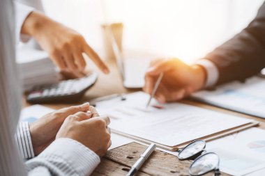 Girişimci bir şirketin toplantı odası atmosferinde finans departmanı yöneticilerle toplantılar yapıyor. Finans programları, beyin fırtınası oturumları. Şirket mali yönetimi kavramı.