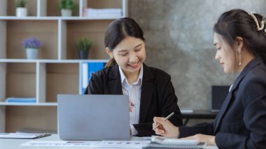 Bir grup insan konferans odasında toplandı. Şirketin büyüme ve kârını yönetmek için beyin fırtınası yapıp toplantılar planlıyorlardı. Yeni neslin yönetim kavramı.