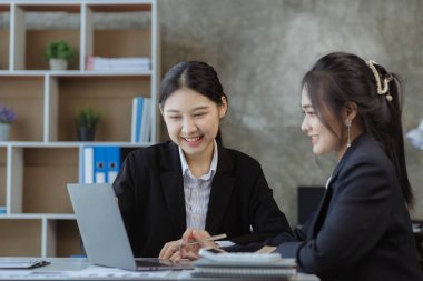 Bir grup insan konferans odasında toplandı. Şirketin büyüme ve kârını yönetmek için beyin fırtınası yapıp toplantılar planlıyorlardı. Yeni neslin yönetim kavramı.