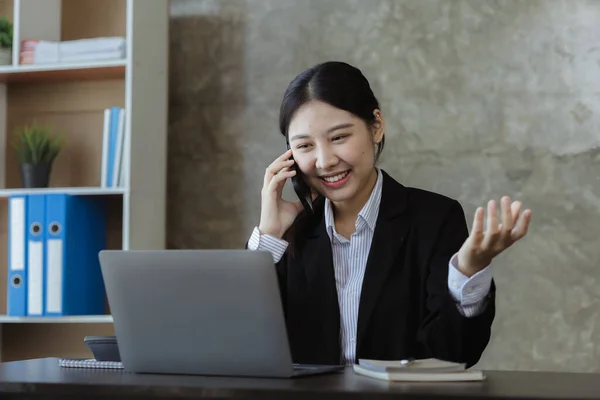 Asian Woman Talking Phone She Salesperson Startup Company She Calling — Stok fotoğraf
