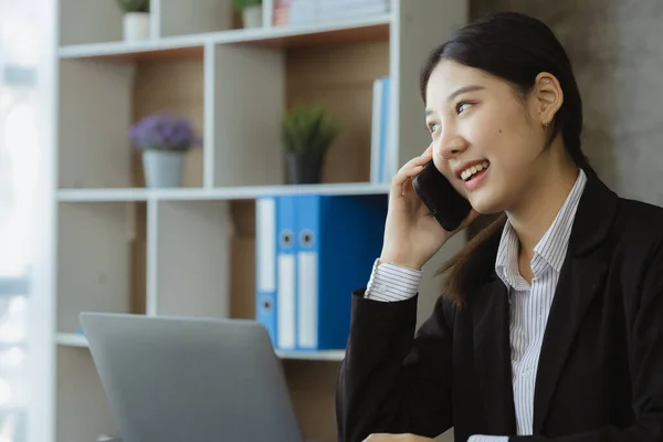 Asian Woman Talking Phone She Salesperson Startup Company She Calling — ストック写真