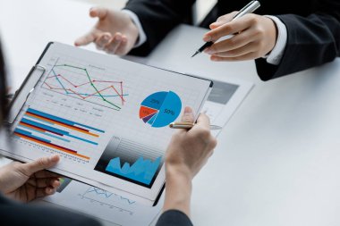 Daha fazla satış büyümesi için analiz ve pazarlama planları için aylık satış belgelerini inceleyen iki işadamı, genç şirketlerin kurucu ortakları. Satış yönetimi kavramı.