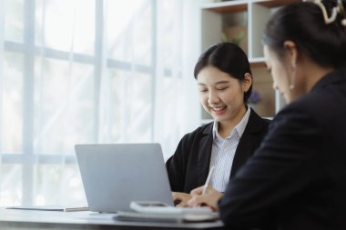 Bir grup insan konferans odasında toplandı. Şirketin büyüme ve kârını yönetmek için beyin fırtınası yapıp toplantılar planlıyorlardı. Yeni neslin yönetim kavramı.