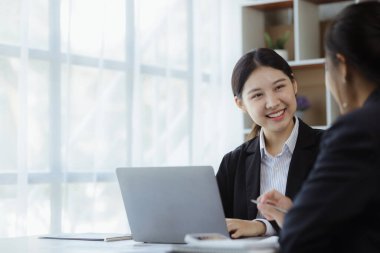 Bir grup insan konferans odasında toplandı. Şirketin büyüme ve kârını yönetmek için beyin fırtınası yapıp toplantılar planlıyorlardı. Yeni neslin yönetim kavramı.