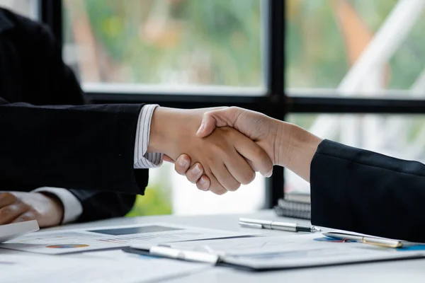 Close Two Business Men Holding Hands Two Businessmen Agreeing Business — Foto de Stock