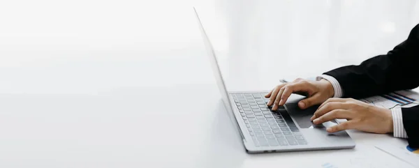 Großaufnahme Geschäftsmann Arbeitet Einem Privaten Raum Tippt Auf Einer Laptop — Stockfoto
