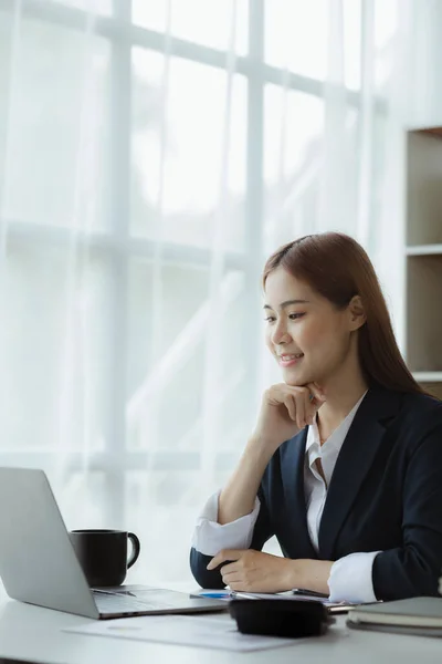 Business Woman Working Private Office She Reviewing Company Financial Documents — Stok fotoğraf