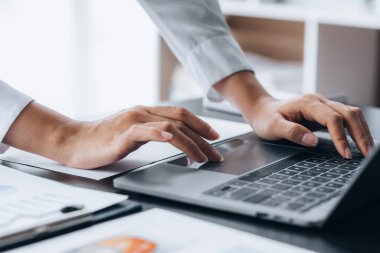 Laptop klavyesinde yazan bir kadın, bir internet alışveriş sitesinde sipariş vermek için kredi kartı bilgilerini dolduruyor. Çevrimiçi alışveriş ve kredi kartı ödeme kavramı.