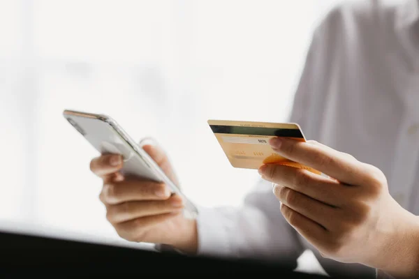 Woman Holding Credit Card She Uses Credit Card Pay Goods — 스톡 사진